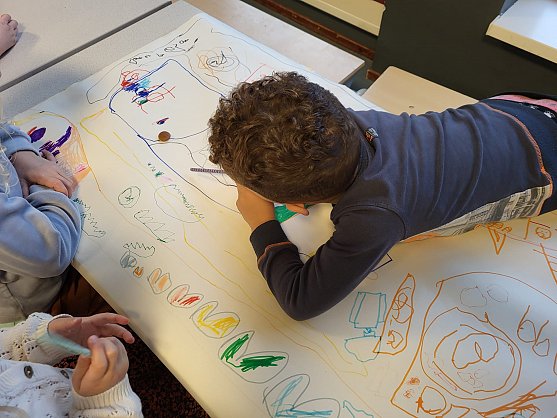 Gezamenlijk een grote tekening maken